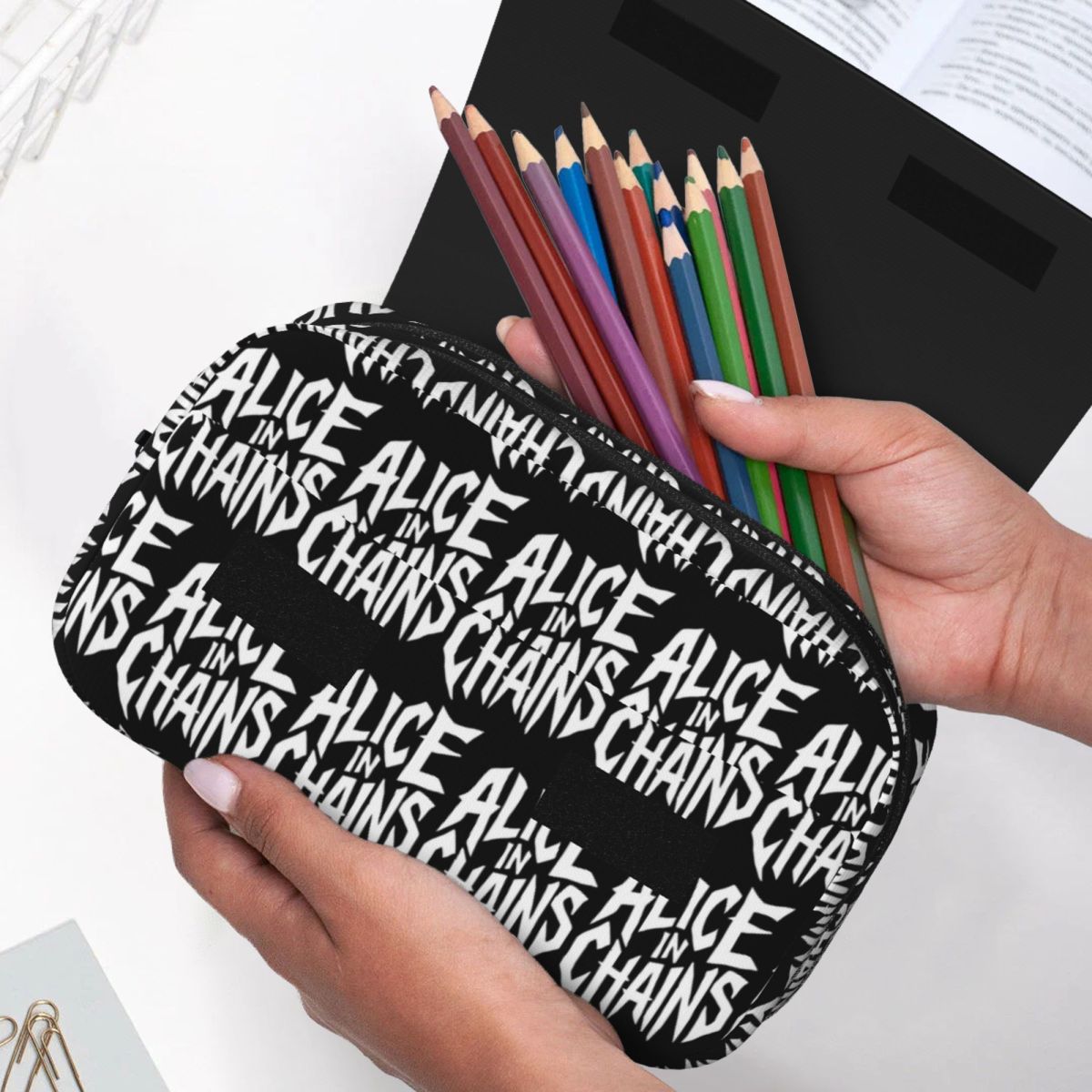 Piórnik Alice In Chains Rooste – Stationery And Office Supply Chain recenzja i cena