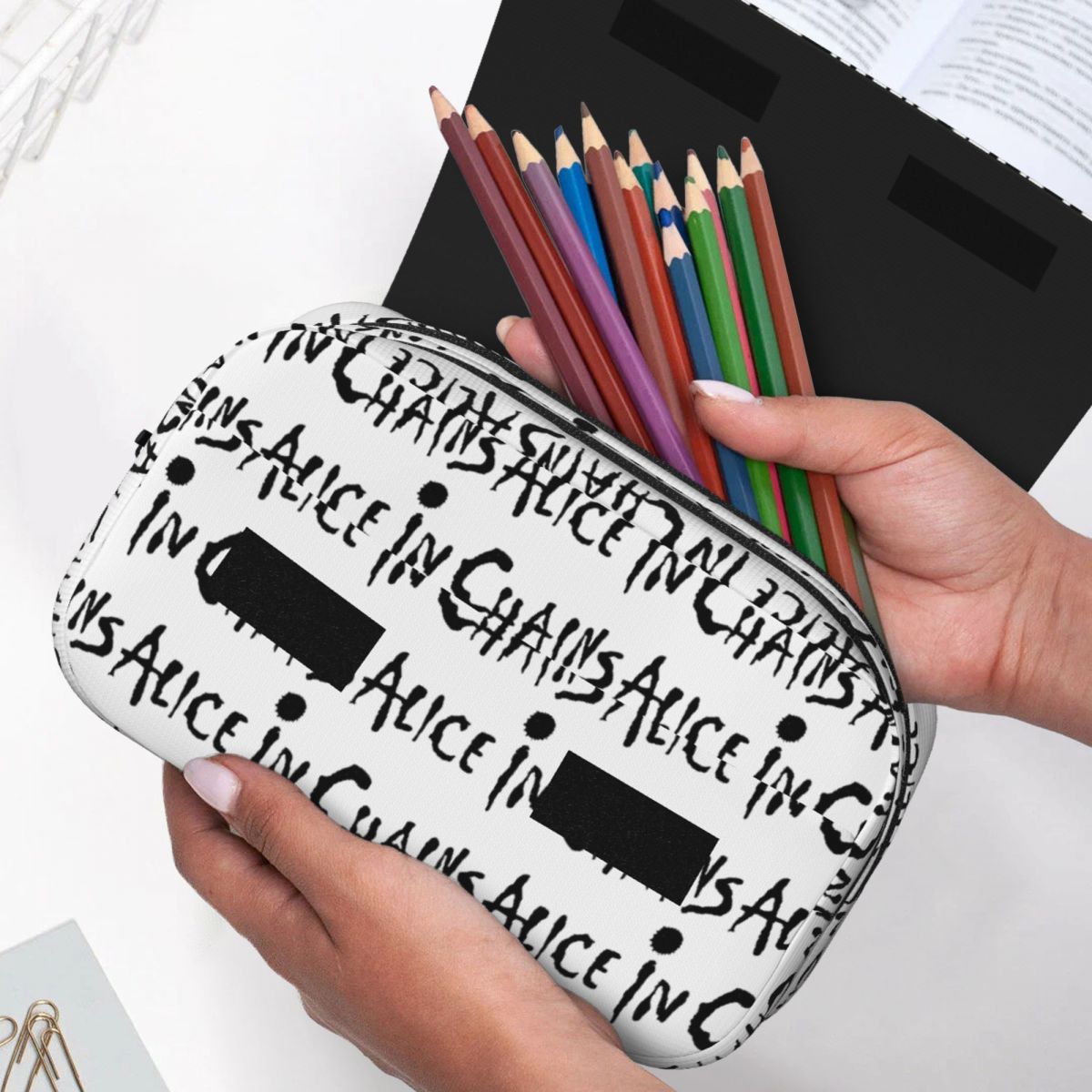 Piórnik Alice In Chains Rooste – Stationery And Office Supply Chain recenzja i cena